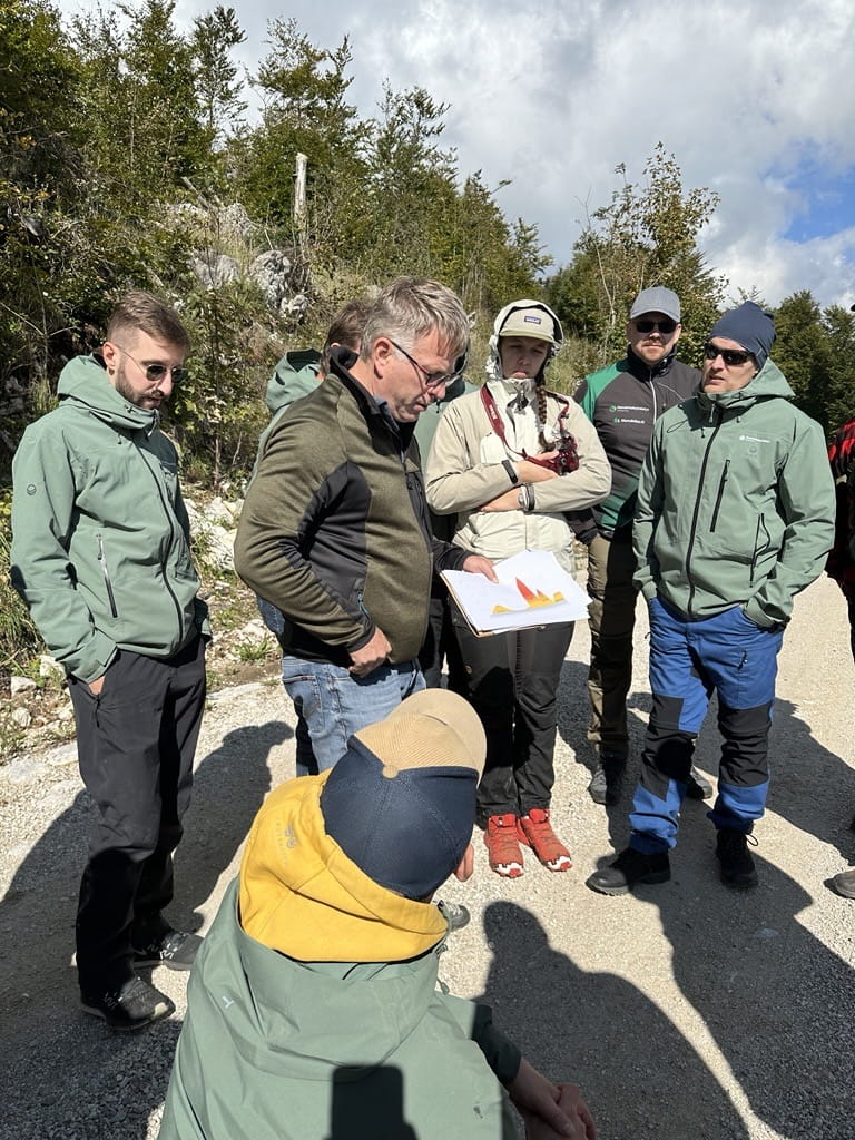 Paikallinen Metsäkeskuksen (SFS)metsäasiantuntijan tapaaminen. Kuva Lotta Vähä-Ypyä.