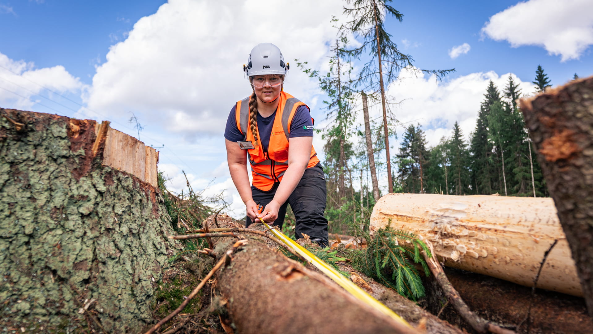 Roosa Peltonen nauttii metsänomistajan auttamisesta