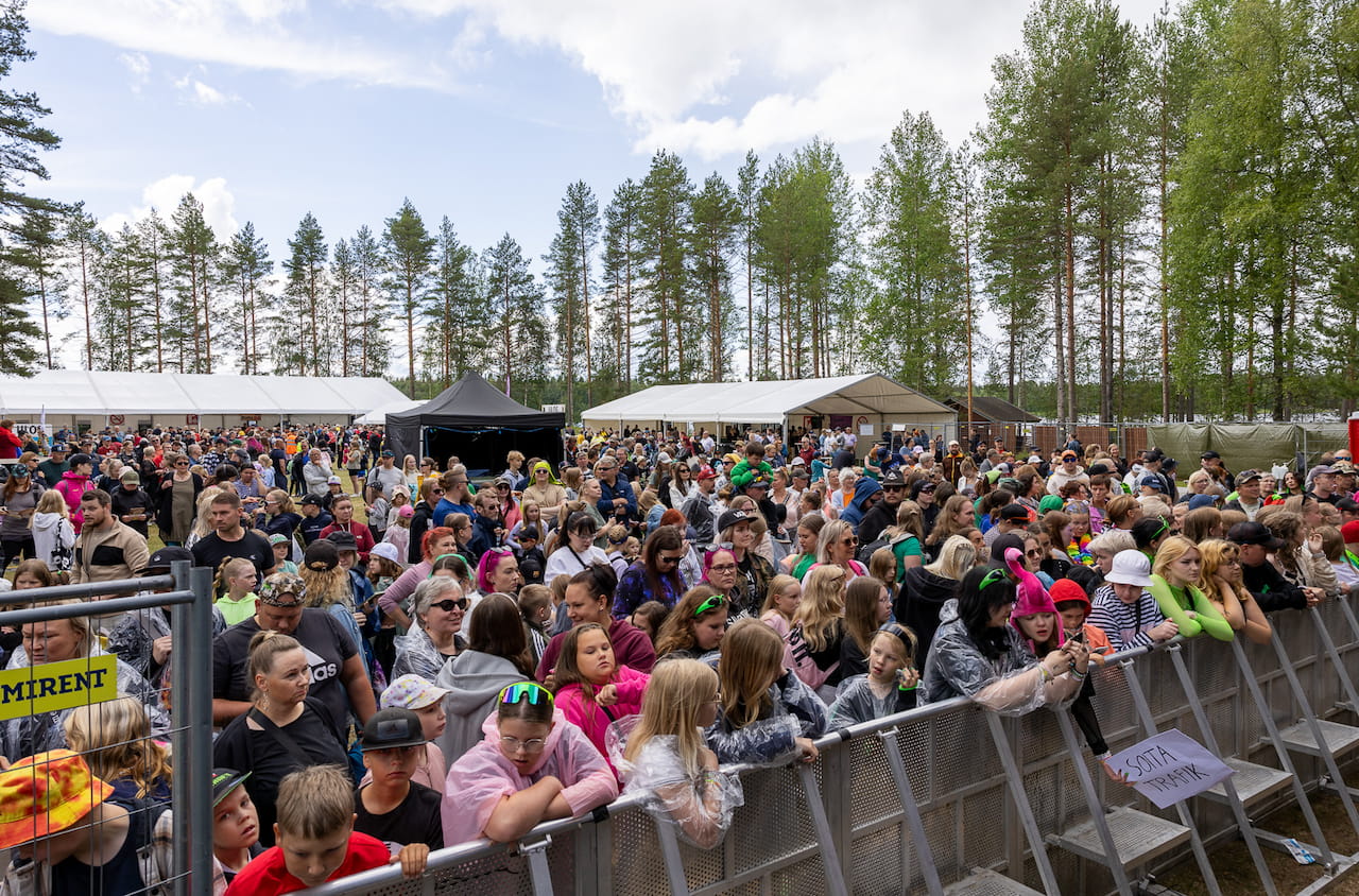 Käärijä ja koneet vetivät tuhatmäärin yleisöä - Metsä rokkasi Juvalla